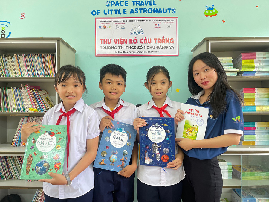 Các em học sinh Trường Tiểu học-THCS số 1 Chư Đang Ya vui mừng đón nhận những cuốn sách do Nhóm từ thiện Fly To Sky trao tặng. Ảnh: Minh Nhật