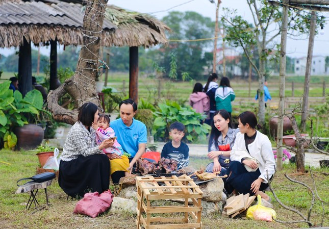 Nhiều gia đình đến tham quan, du lịch tại trang trại của Hằng. Nhiều gia đình đến tham quan, du lịch tại trang trại của Hằng.