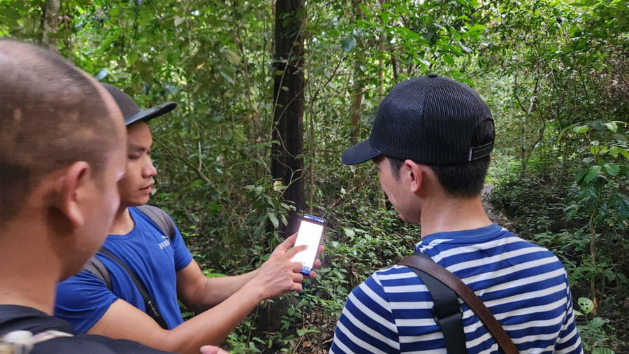 Các nhà báo, phóng viên được hướng dẫn viên VQG Cát Tiên chỉ dẫn đường khi tham gia trải nghiệm đi bộ xuyên rừng