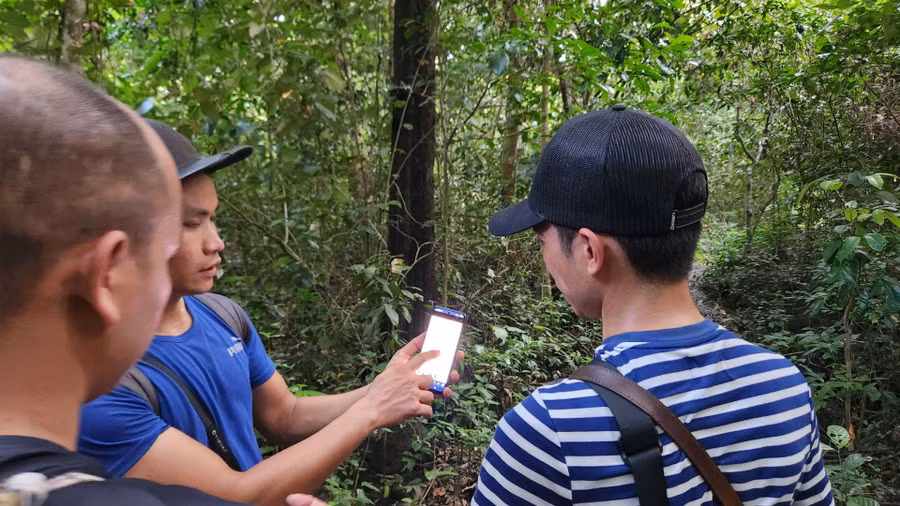 Các nhà báo, phóng viên được hướng dẫn viên VQG Cát Tiên chỉ dẫn đường khi tham gia trải nghiệm đi bộ xuyên rừng