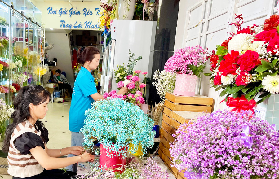 Các cửa hàng hoa nhận được rất nhiều đơn đặt hàng trong dịp 8-3. Ảnh: Vũ Thảo Các cửa hàng hoa nhận được rất nhiều đơn đặt hàng trong dịp 8-3. Ảnh: Vũ Thảo
