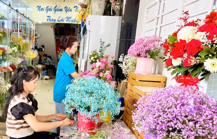 Các cửa hàng hoa nhận được rất nhiều đơn đặt hàng trong dịp 8-3. Ảnh: Vũ Thảo Các cửa hàng hoa nhận được rất nhiều đơn đặt hàng trong dịp 8-3. Ảnh: Vũ Thảo