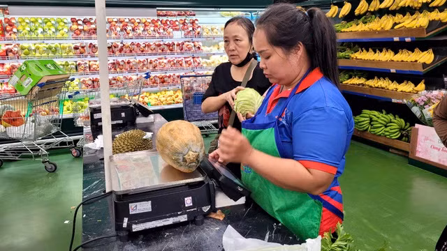 Dự trữ hàng hóa nhu yếu phẩm chống bão đáp ứng nhu cầu từ 5-10 ngày. Ảnh: Lê Thúy