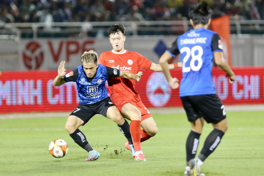 Tiền vệ Sầm Ngọc Đức phong tỏa nhạc trưởng Nguyễn Hoàng Đức của CLB Thể Công Viettel. Ảnh: Khả Hòa Tiền vệ Sầm Ngọc Đức phong tỏa nhạc trưởng Nguyễn Hoàng Đức của CLB Thể Công Viettel. Ảnh: Khả Hòa