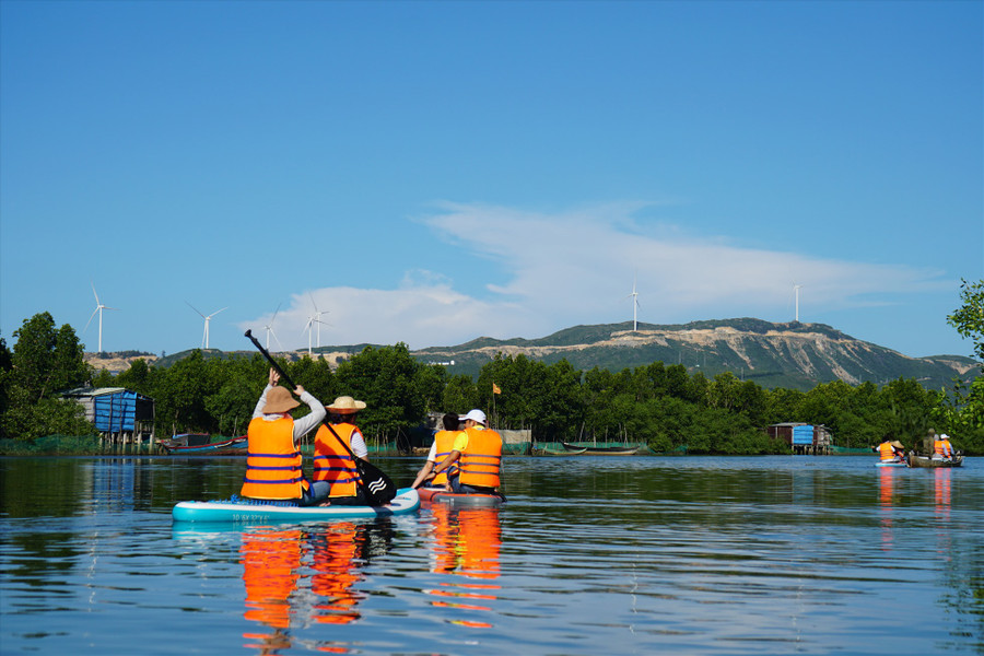 Ốc đảo Cồn Chim nằm trong Khu sinh thái Cồn Chim rộng 480ha, tọa lạc giữa một vùng đầm phá mênh mông của rừng ngập mặn.