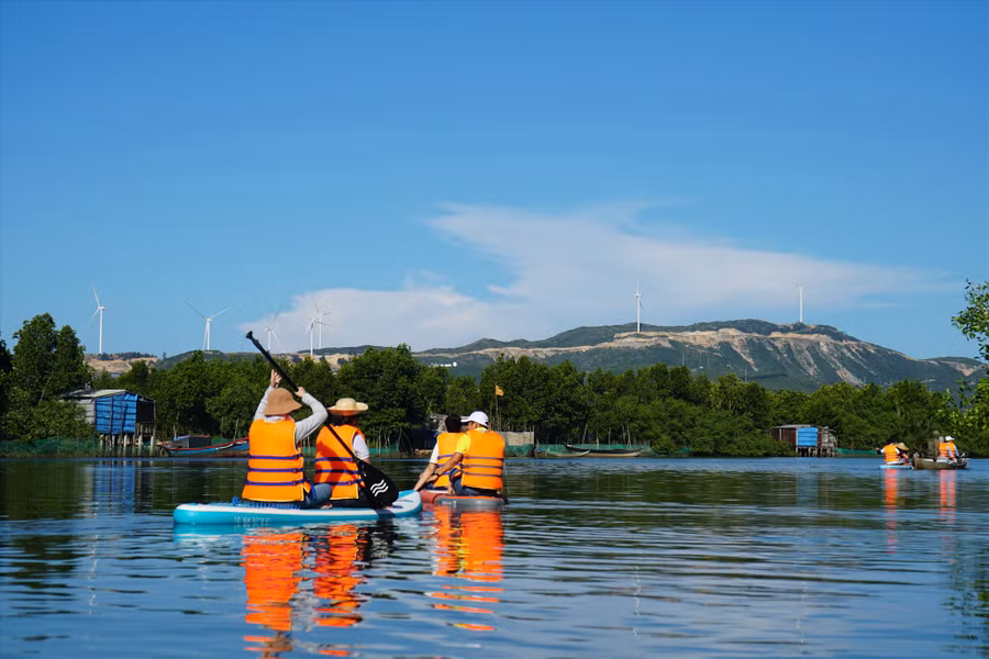 Ốc đảo Cồn Chim nằm trong Khu sinh thái Cồn Chim rộng 480ha, tọa lạc giữa một vùng đầm phá mênh mông của rừng ngập mặn.