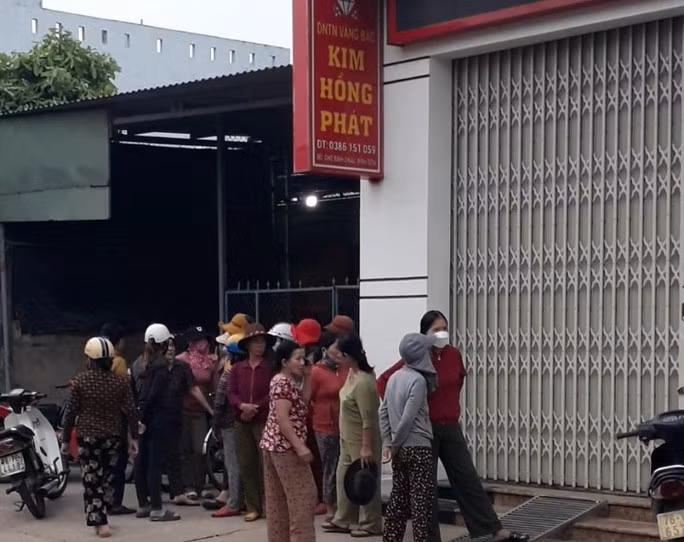 Nhiều người dân kéo đến tiệm vàng đã đóng cửa của vợ chồng bà Hồng để tìm đòi nợ