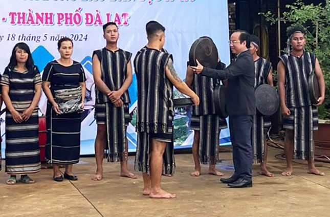Sở VH-TT&DL Lâm Đồng trao tặng chiêng và trang phục cho CLB Sở VH-TT&DL Lâm Đồng trao tặng chiêng và trang phục cho CLB
