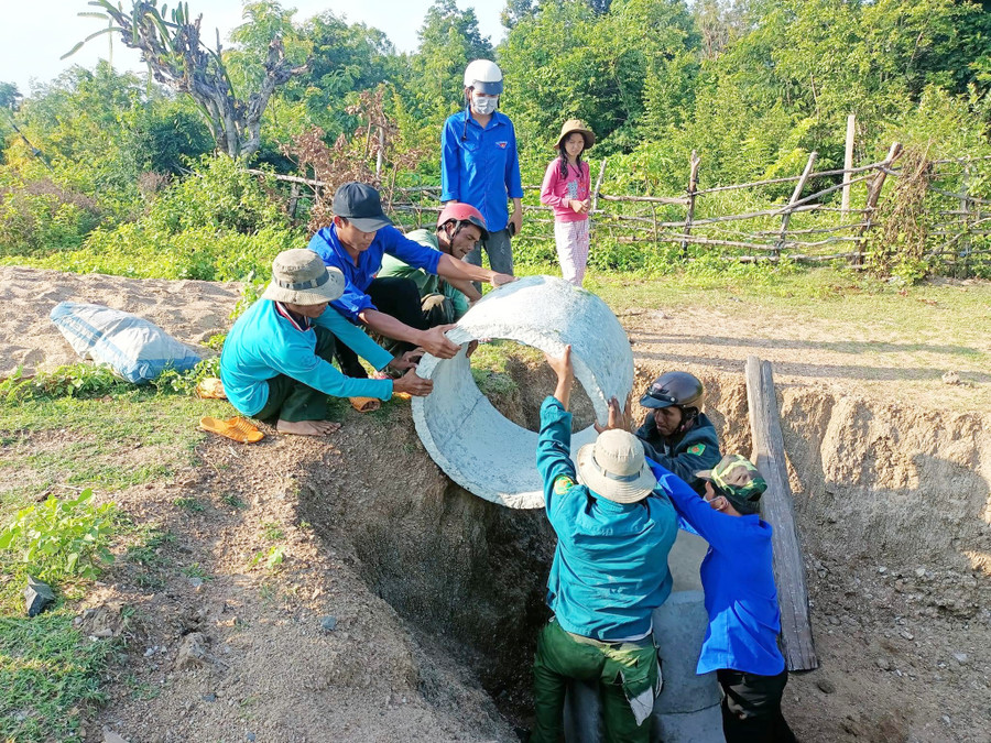 Nhờ thông tin bổ ích trên hệ thống loa truyền thanh, người dân hiểu được mục tiêu chương trình xây dựng nông thôn mới nên tự nguyện tham gia. Ảnh: V.C Nhờ thông tin bổ ích trên hệ thống loa truyền thanh, người dân hiểu được mục tiêu chương trình xây dựng nông thôn mới nên tự nguyện tham gia. Ảnh: V.C
