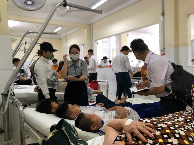 Các học sinh nhập viện sau khi ăn sáng. Ảnh: N.T Các học sinh nhập viện sau khi ăn sáng. Ảnh: N.T