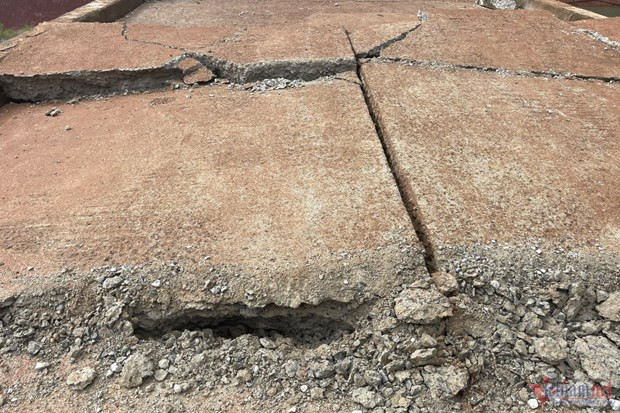 Vết nứt trên thân đập hồ chứa nước Đắk N&apos;ting (Nguồn: Vietnamnet)