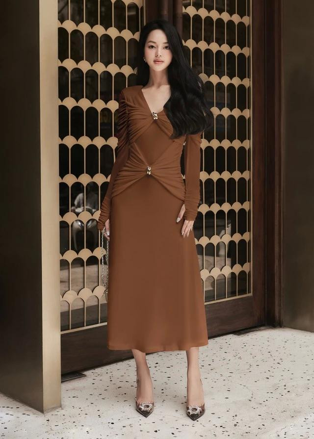 Tập trung vào việc thể hiện sự tinh tế qua từng chi tiết, điểm nổi bật của trang phục. Dù mang gam màu tối hay không có những họa tiết sặc sỡ bắt mắt nhưng mẫu váy bodycon này vẫn dễ dàng chiếm trọn trái tim nàng yêu bởi khả năng khoe trọn lợi thế hình thể người mặc. Chất liệu co giãn mang đến sự thoải mái cho nàng trong từng chuyển động, giúp quý cô vừa có được vẻ ngoài thời thượng, vừa tôn lên khí chất quý phái Tập trung vào việc thể hiện sự tinh tế qua từng chi tiết, điểm nổi bật của trang phục. Dù mang gam màu tối hay không có những họa tiết sặc sỡ bắt mắt nhưng mẫu váy bodycon này vẫn dễ dàng chiếm trọn trái tim nàng yêu bởi khả năng khoe trọn lợi thế hình thể người mặc. Chất liệu co giãn mang đến sự thoải mái cho nàng trong từng chuyển động, giúp quý cô vừa có được vẻ ngoài thời thượng, vừa tôn lên khí chất quý phái