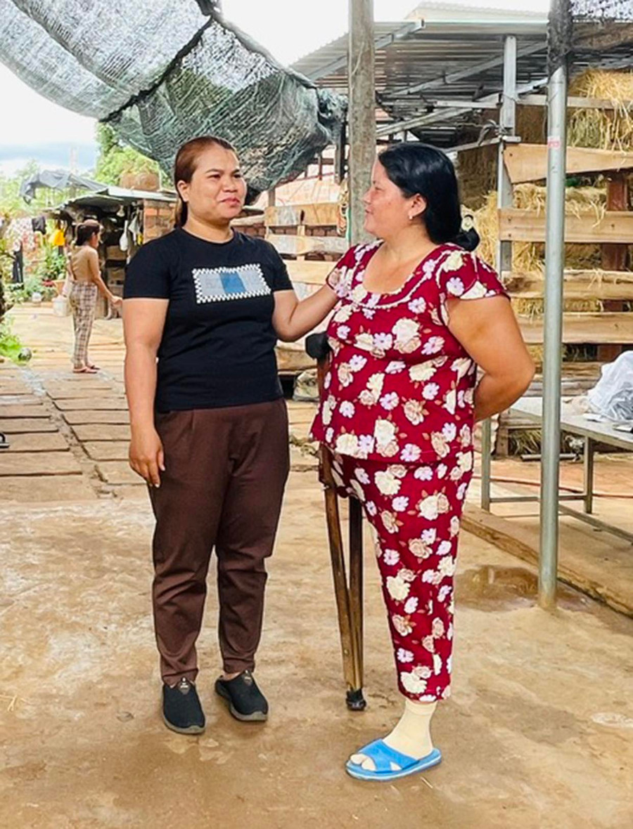 Không chỉ kết nối tạo việc làm cho phụ nữ, chị H’Hanh (bìa trái) còn thường xuyên động viên chị em nỗ lực phát triển kinh tế gia đình. Ảnh: N.H