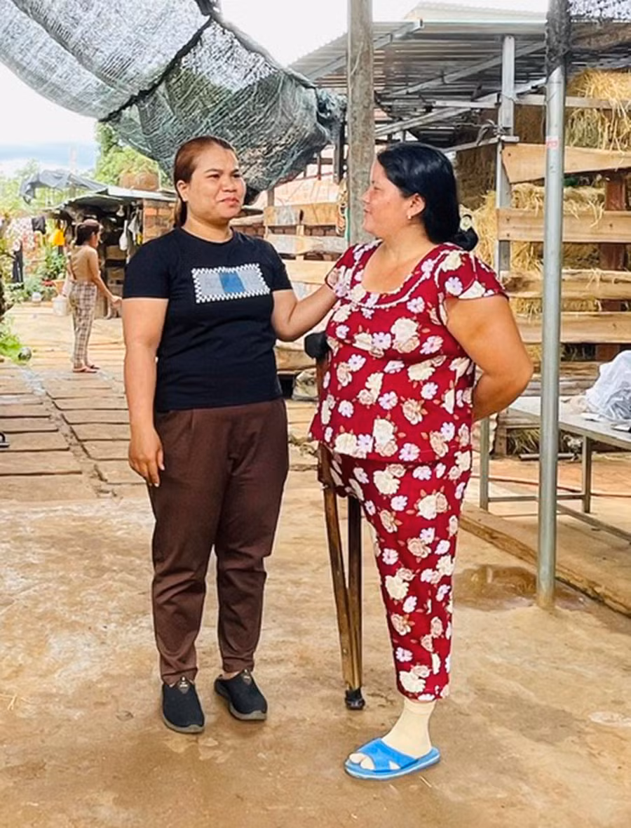 Không chỉ kết nối tạo việc làm cho phụ nữ, chị H’Hanh (bìa trái) còn thường xuyên động viên chị em nỗ lực phát triển kinh tế gia đình. Ảnh: N.H