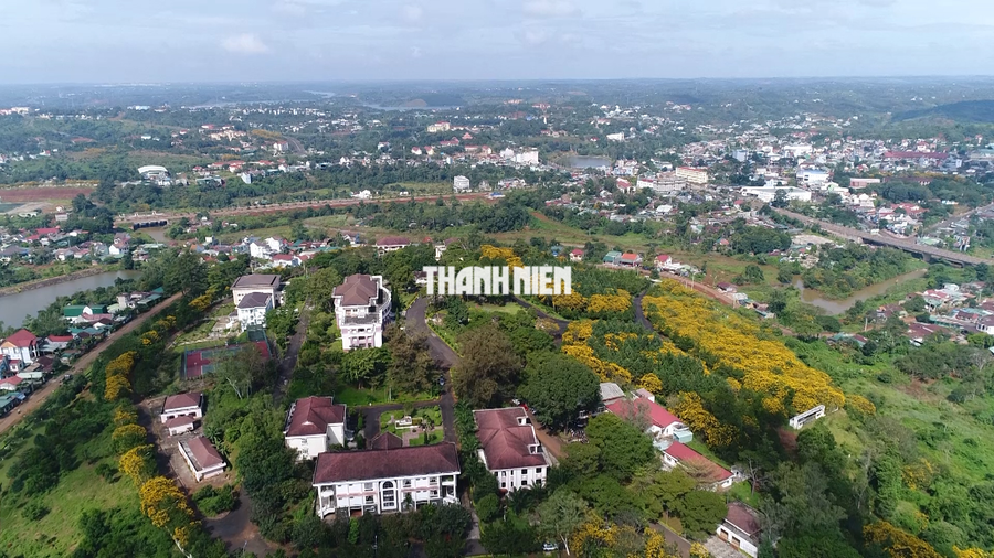Ngắm vẻ đẹp hoang sơ của cao nguyên Đắk Nông nhìn từ trên cao - Ảnh 5. TP.Gia Nghĩa còn được ví là "phố thị hoa vàng", vì trong khắp thành phố được trồng rất nhiều cây có hoa vàng. Ảnh: NGỌC BIÊN