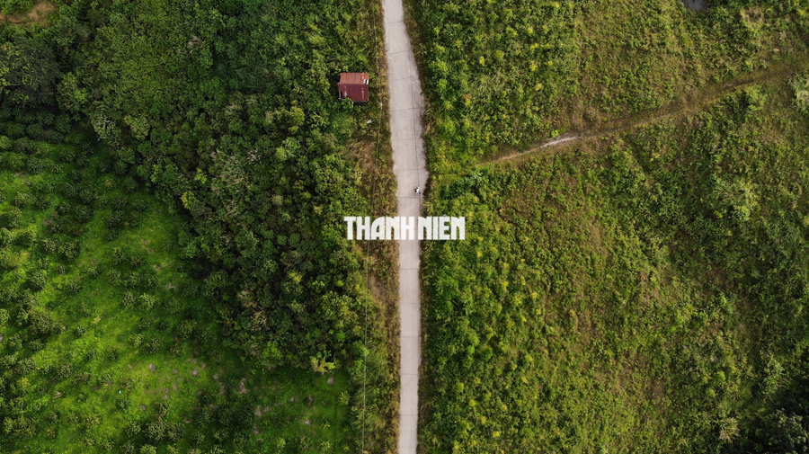 Ngắm vẻ đẹp hoang sơ của cao nguyên Đắk Nông nhìn từ trên cao - Ảnh 9. Một con đường quê trên địa bàn thành phố Gia Nghĩa. Ảnh: XUÂN LÂM