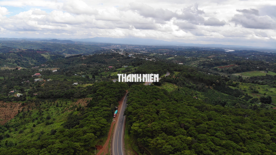 Ngắm vẻ đẹp hoang sơ của cao nguyên Đắk Nông nhìn từ trên cao - Ảnh 13. Đồi núi trập trùng trên cao nguyên Đắk Nông. Ảnh: XUÂN LÂM