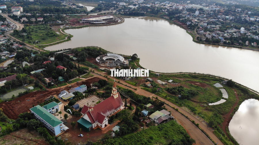 Ngắm vẻ đẹp hoang sơ của cao nguyên Đắk Nông nhìn từ trên cao - Ảnh 3. Hồ nước rộng lớn nằm giữa trung tâm TP.Gia Nghĩa. Ảnh: XUÂN LÂM
