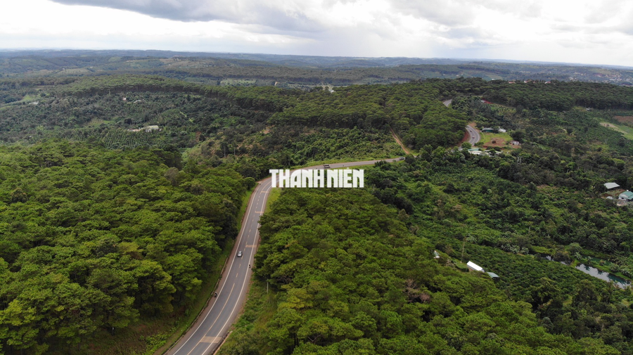 Ngắm vẻ đẹp hoang sơ của cao nguyên Đắk Nông nhìn từ trên cao - Ảnh 10. Dọc tuyến quốc lộ 14 đoạn qua địa bàn Đắk Nông. Đây là tuyến đường nối TP.HCM và các tỉnh Đông Nam bộ với các tỉnh Tây nguyên. Ảnh: XUÂN LÂM