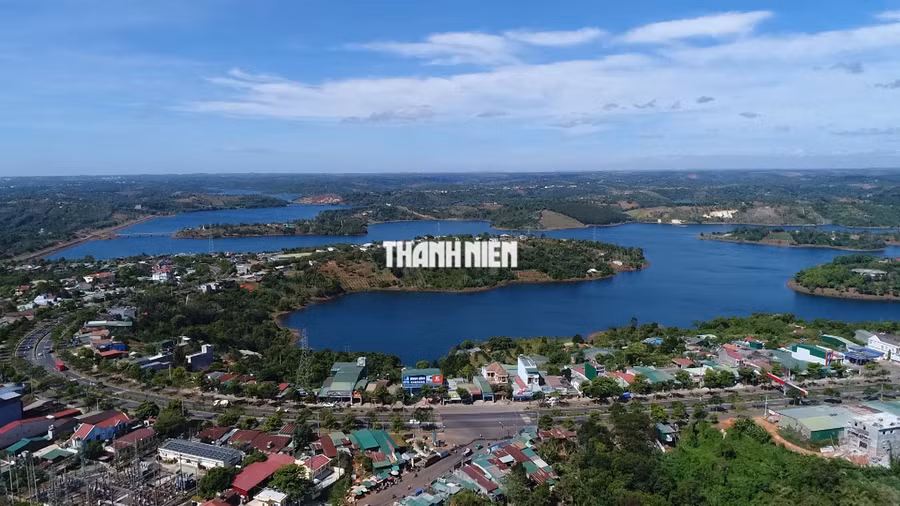 Cao nguyên Đắk Nông nhìn từ trên cao. Ngoài khí hậu mát mẻ, Đắk Nông có hệ thống ao, hồ, sông, suối rất đa dạng. Ảnh: NGỌC BIÊN