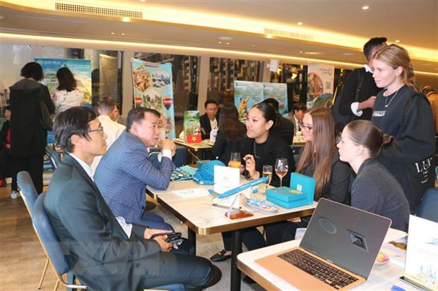 Đại diện Vietnam Airlines giới thiệu, quảng bá sản phẩm với khách tham dự sự kiện. (Ảnh: Thanh Tú/TTXVN) Đại diện Vietnam Airlines giới thiệu, quảng bá sản phẩm với khách tham dự sự kiện. (Ảnh: Thanh Tú/TTXVN)