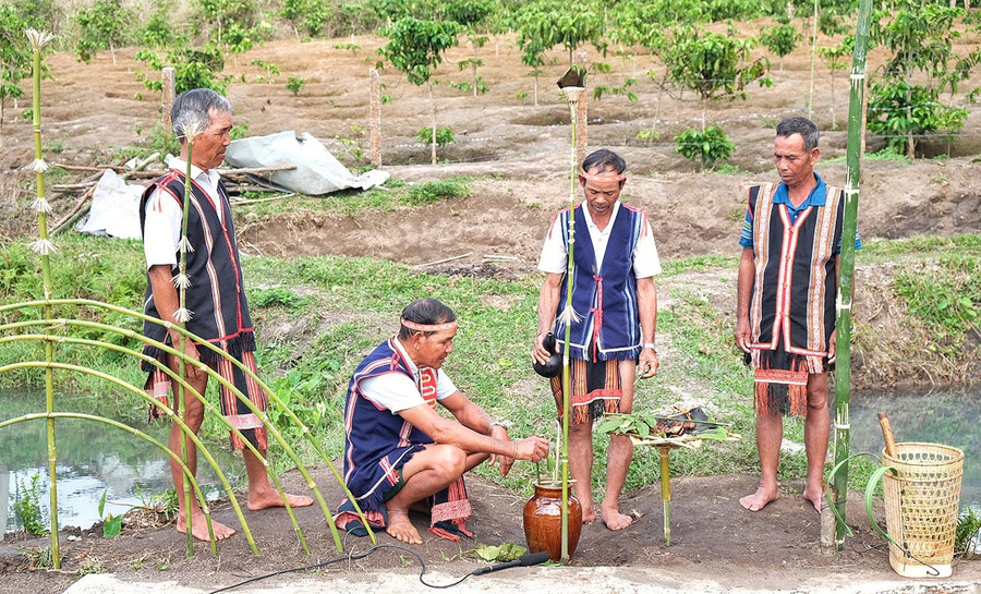 Phục dựng lễ cúng giọt nước tại làng Bông, xã Hà bầu, huyện Đak Đoa. Trong ảnh, hội đồng già làng thực hiện nghi lễ cúng tại giọt nước. Ảnh: Hoàng Ngọc Phục dựng lễ cúng giọt nước tại làng Bông, xã Hà bầu, huyện Đak Đoa. Trong ảnh, hội đồng già làng thực hiện nghi lễ cúng tại giọt nước. Ảnh: Hoàng Ngọc