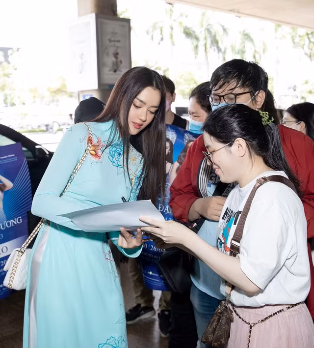 Mỹ nhân 30 tuổi ghi điểm với fan bởi sự gần gũi, dễ thương và thoải mái giao lưu, ký tặng người hâm mộ. Ảnh: BTC Mỹ nhân 30 tuổi ghi điểm với fan bởi sự gần gũi, dễ thương và thoải mái giao lưu, ký tặng người hâm mộ. Ảnh: BTC