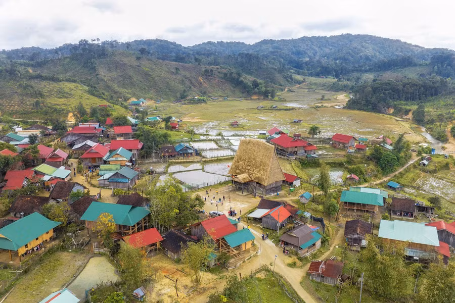 Làng Vi Rơ Ngheo, xã Đăk Tăng cách trung tâm huyện Kon Plông chừng 50 cây số. Ngôi làng nằm giữa cánh rừng bạt ngàn, kiến trúc nhà sàn đặc trưng văn hóa Xơ Đăng. Đặc biệt nhất ở ngôi làng này là nhà nào cũng có hàng trăm chậu hoa lan, nở quanh năm.