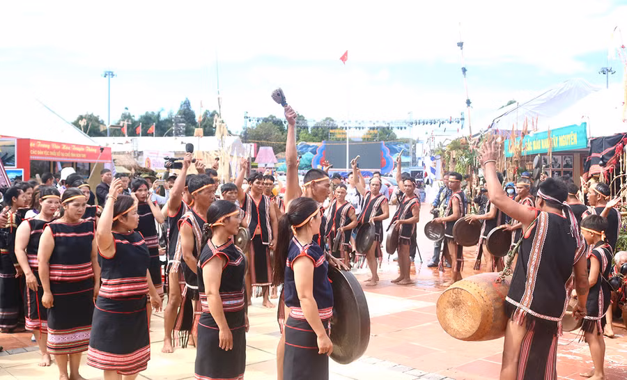 Đoàn nghệ nhân tỉnh Gia Lai trình diễn cồng chiêng và tái hiện nghi lễ Cúng giọt nước tại Ngày hội. Ảnh: Nay Sắt