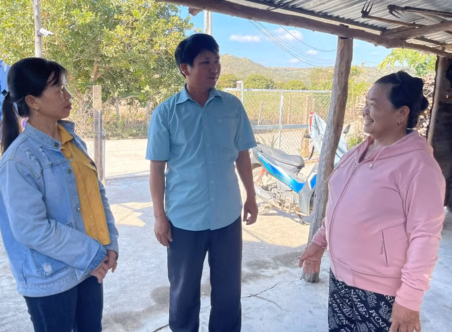 Bí thư chi bộ kiêm Trưởng thôn Lộc Văn Thương (giữa) trò chuyện cùng người dân. Ảnh: P.D Bí thư chi bộ kiêm Trưởng thôn Lộc Văn Thương (giữa) trò chuyện cùng người dân. Ảnh: P.D