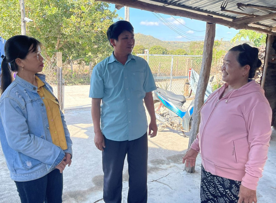 Bí thư chi bộ kiêm Trưởng thôn Lộc Văn Thương (giữa) trò chuyện cùng người dân. Ảnh: P.D Bí thư chi bộ kiêm Trưởng thôn Lộc Văn Thương (giữa) trò chuyện cùng người dân. Ảnh: P.D
