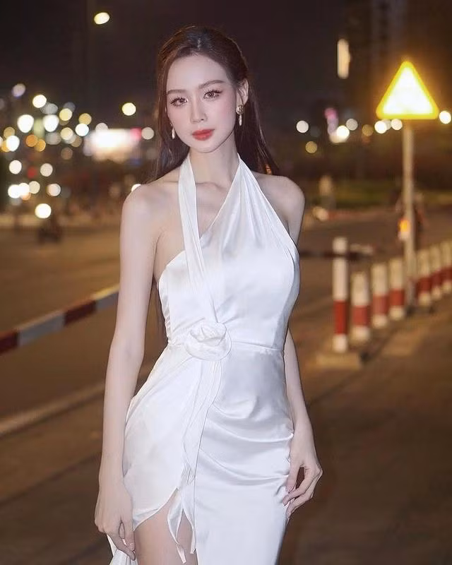 Lệ Hằng cũng không bỏ lỡ xu hướng diện đầm hở lưng đầy gợi cảm và quyến rũ này. Á hậu đã khiến mọi người phải trầm trồ với một mẫu đầm hở lưng đến từ nhà mốt DATT.