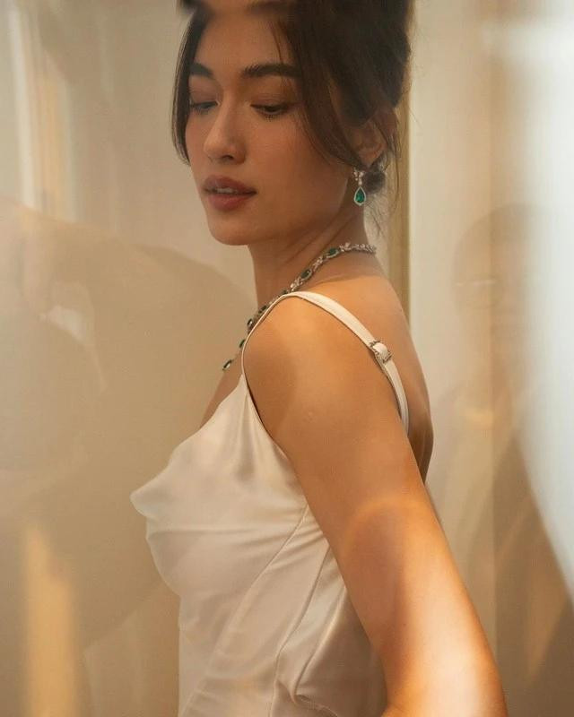 Kiểu đầm này là điểm nhấn vô cùng quyến rũ và nổi bật với việc trang trí hoa lụa tinh tế, được khâu tay cẩn thận, tạo ra một vẻ đẹp mềm mại và lãng mạn cho trang phục. Cùng với đó, việc thiết kế chia phần trước tạo điểm nhấn thú vị hơn bao giờ hết.