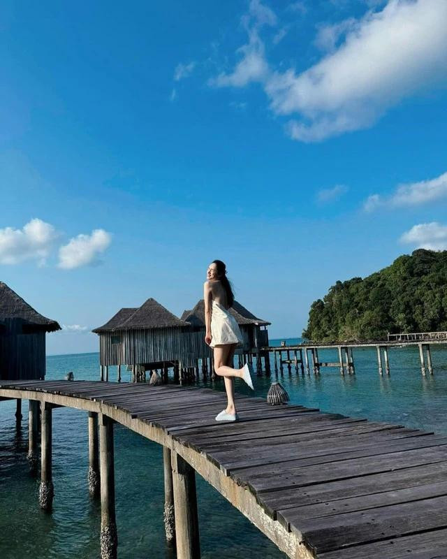 Hoa hậu Bảo Ngọc luôn biết cách thể hiện sự sang chảnh và lôi cuốn trong mọi lần xuất hiện, và lần này không phải là ngoại lệ. Trong một mẫu đầm hở lưng từ thương hiệu Pink Wee, nàng hậu đã thu hút được mọi ánh nhìn.