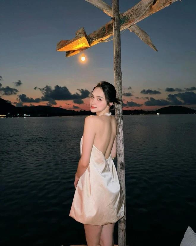 Kiểu đầm này không chỉ là một lựa chọn hoàn hảo cho các buổi hẹn hò hay dạo phố mà còn là một sự lựa chọn đầy phong cách và cá tính cho mọi sự kiện quan trọng.