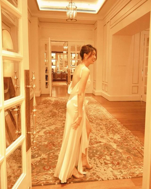 Trong một sự kiện gần đây, Hoa hậu Tiểu Vy khiến netizen xuýt xoa khi xuất hiện trong một bộ trang phục xuyên thấu trên thảm đỏ, được thiết kế bởi nhà thiết kế Công Trí.