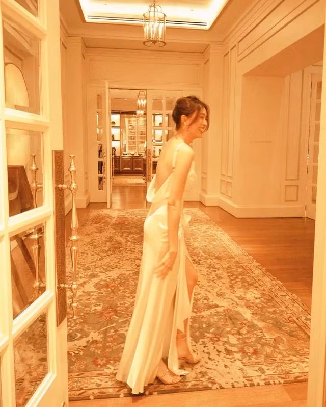 Trong một sự kiện gần đây, Hoa hậu Tiểu Vy khiến netizen xuýt xoa khi xuất hiện trong một bộ trang phục xuyên thấu trên thảm đỏ, được thiết kế bởi nhà thiết kế Công Trí.