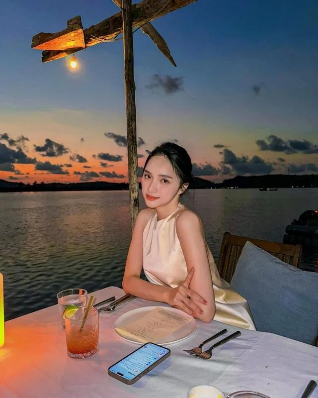 Bên cạnh đó, việc sử dụng chất liệu polyester và bông giúp cho đầm trở nên thoáng mát và dễ chịu trong những ngày hè oi bức.