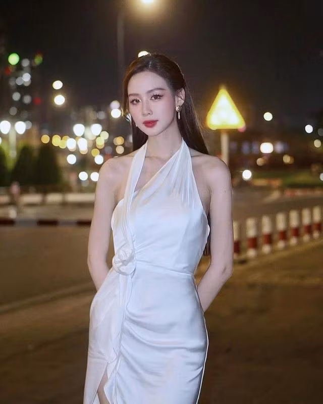 Điểm nhấn nổi bật nhất chính là chi tiết thắt eo, tạo ra một vẻ đẹp nữ tính và lãng mạn đặc biệt. Điều này không chỉ làm cho chiếc đầm trở nên độc đáo và thu hút mà còn làm nổi bật vẻ đẹp của người mặc.