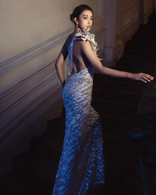 Cô nàng đã chọn lựa một bộ trang phục suông dài, được tinh tế, tạo ra một hiệu ứng thị giác độc đáo và nổi bật. Với vai áo bất đối xứng và phần hở lưng sâu, Tiểu Vy đã tạo nên một vẻ ngoài quyến rũ và đầy cuốn hút.