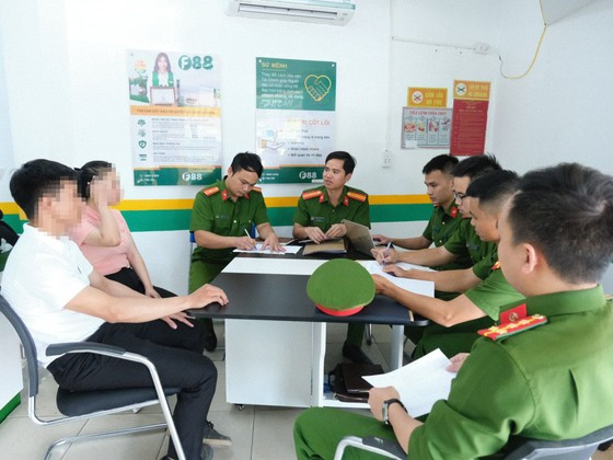 Lực lượng chức năng làm việc với cơ sở kinh doanh F88 Lực lượng chức năng làm việc với cơ sở kinh doanh F88