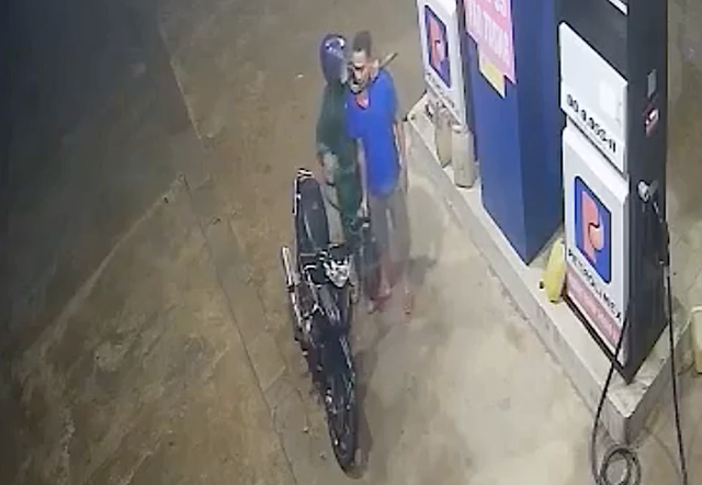 Vũ Viết Hải kề liềm vào cổ cướp tiền của nhân viên cây xăng Vũ Viết Hải kề liềm vào cổ cướp tiền của nhân viên cây xăng