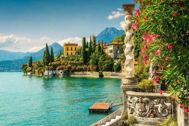 Một biệt thự sang trọng ở Varenna, bên bờ hồ Como ở Ý, một trong những hồ ăn ảnh nhất thế giới. Ảnh: Shutterstock. Một biệt thự sang trọng ở Varenna, bên bờ hồ Como ở Ý, một trong những hồ ăn ảnh nhất thế giới. Ảnh: Shutterstock.