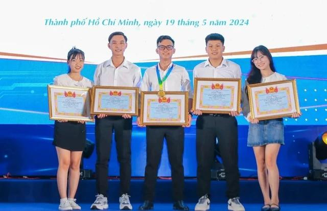 Các thành viên của nhóm. Ảnh: PHÚC KHA