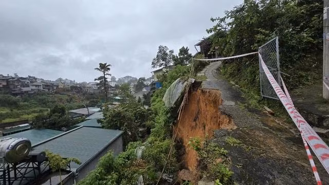 Hiện trường vụ sạt lở đất gây sập tường nhà.ẢNH: LÂM VIÊN