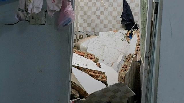 Nhà vệ sinh bị sập tường.ẢNH: LÂM VIÊN Nhà vệ sinh bị sập tường.ẢNH: LÂM VIÊN