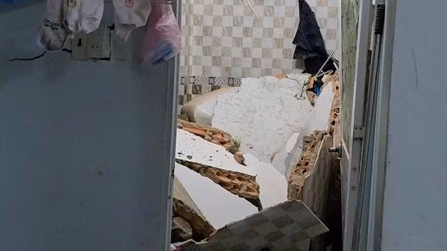 Nhà vệ sinh bị sập tường.ẢNH: LÂM VIÊN