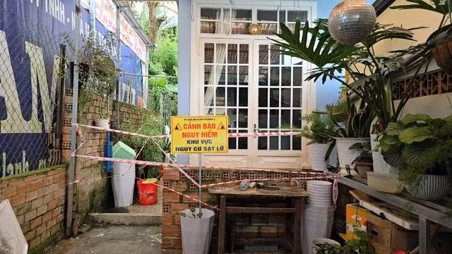 Phong tỏa nhà bị sập.ẢNH: LÂM VIÊN