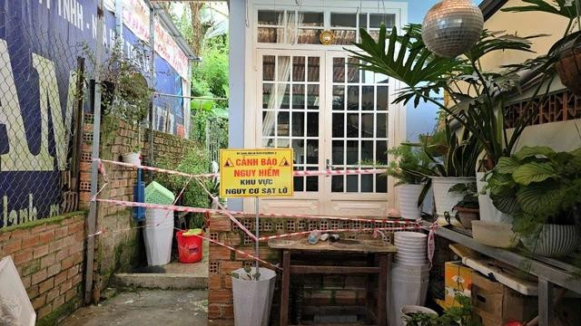 Phong tỏa nhà bị sập.ẢNH: LÂM VIÊN Phong tỏa nhà bị sập.ẢNH: LÂM VIÊN