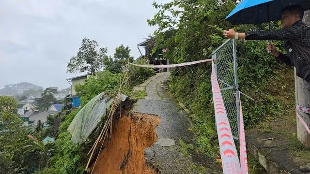 Phong tỏa khu vực hẻm bị sạt lở sau nhà 136 Hà Huy Tập, Đà Lạt. ẢNH: LÂM VIÊN